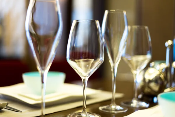Copas de vino en mesa de banquete —  Fotos de Stock