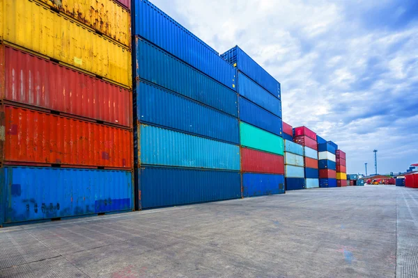 Stapel van containers met lege weg vooraan — Stockfoto