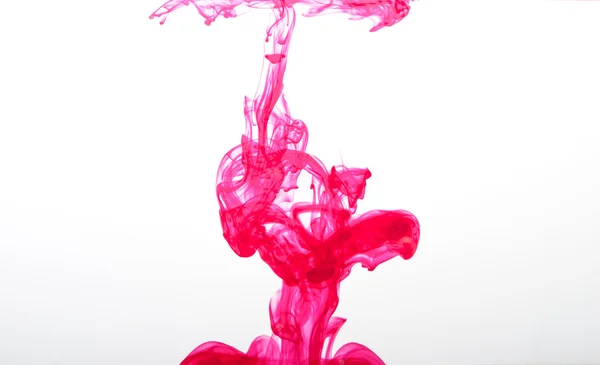 Rosa bläck sprids i vatten — Stockfoto