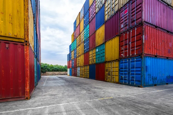 Stapel van containers met lege weg vooraan — Stockfoto