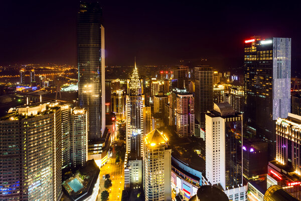 освещенные горизонты и современные здания
