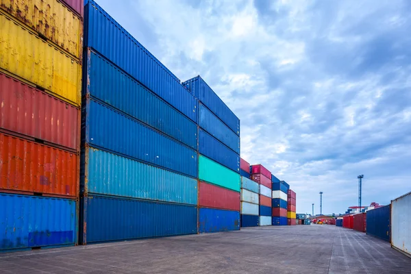 Lege weg in de buurt van stapel van containers — Stockfoto