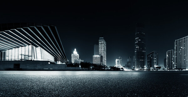 Пустые асфальтовые дороги и современные горизонты ночью
