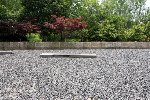 Leerer Sandsteinboden in Park mit Pflanze — Stockfoto