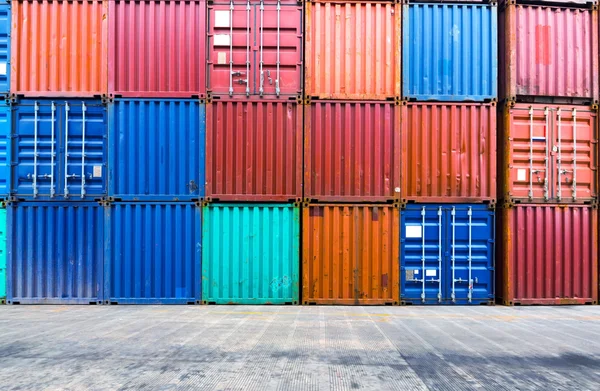Stapel van containers met lege weg vooraan — Stockfoto