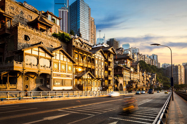 Пустая дорога возле старинного здания в Чунцине
