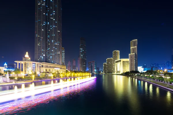 Iluminados arranha-céus modernos e horizonte na margem do rio — Fotografia de Stock