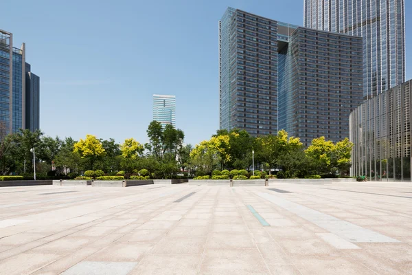 Plaza vacía y moderno edificio de oficinas —  Fotos de Stock