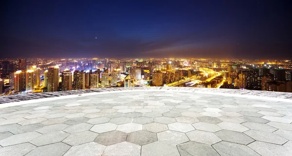 Sentiero vuoto e skyline panoramico moderno di notte — Foto Stock