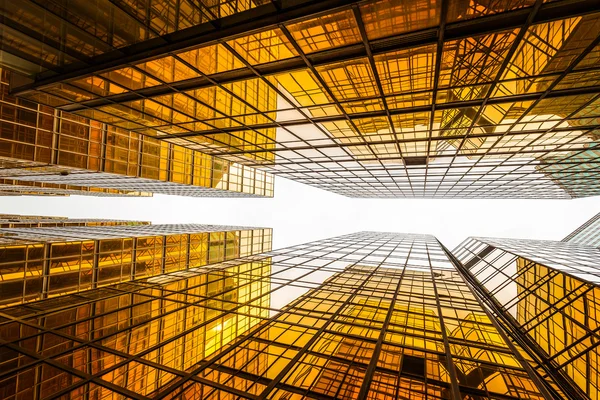 Moderner Wolkenkratzer außen und Himmel — Stockfoto