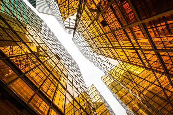 Modern felhőkarcolóban külső és az ég — Stock Fotó
