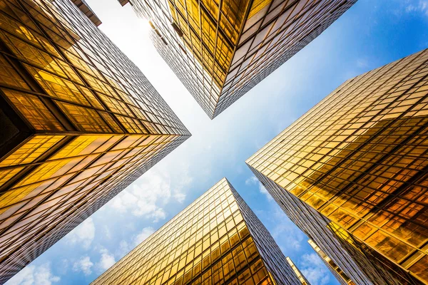 Modern skyscraper exterior and sky — Stock Photo, Image