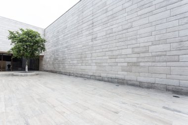 Beyaz tuğla duvar ve boş kumtaşı yol