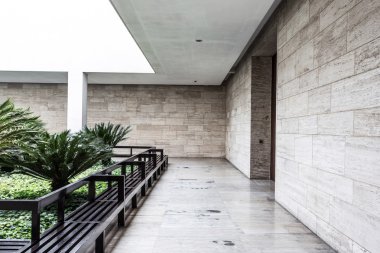 Beyaz tuğla duvar ve boş kumtaşı yol