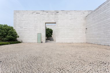 Beyaz tuğla duvar ve boş kumtaşı yol