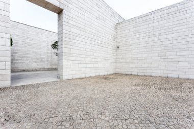 Beyaz tuğla duvar ve boş kumtaşı yol