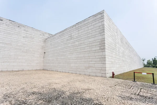 Mur de briques blanches et route de grès vide — Photo