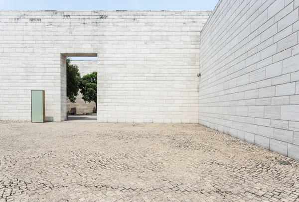 Mur z białej cegły i piaskowca pusta droga — Zdjęcie stockowe