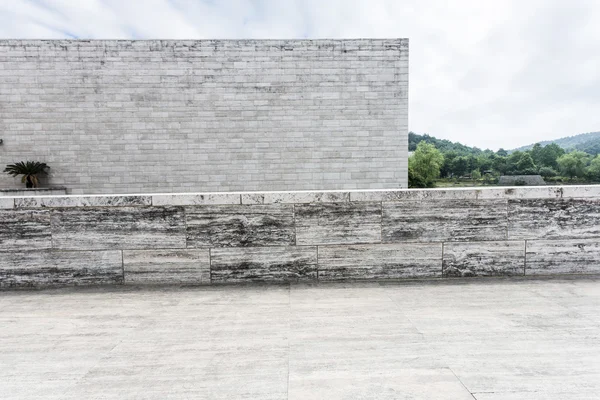 Muro di mattoni bianchi e strada arenaria vuota — Foto Stock