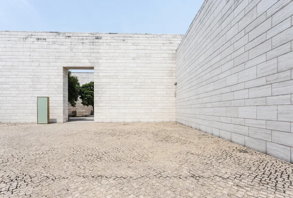 White brick wall and empty sandstone road — Stock Photo, Image