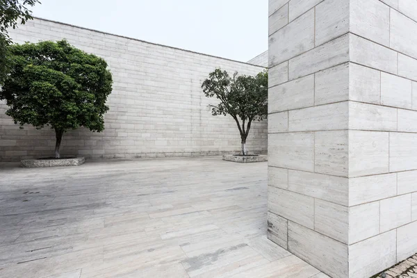 Parede de tijolo branco e estrada de arenito vazio — Fotografia de Stock