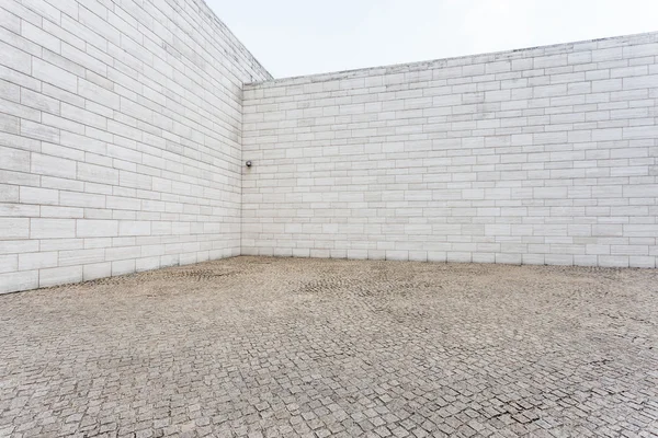 Parede de tijolo branco e estrada de arenito vazio — Fotografia de Stock