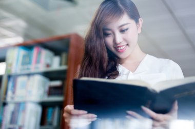 Asyalı kız öğrencinin okuma kitabı 