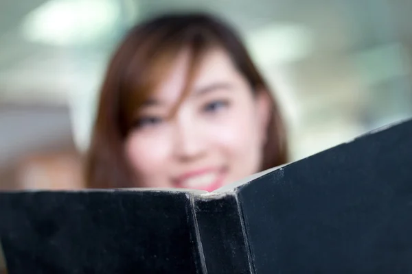 Asiatiska kvinnlig student läsa bok — Stockfoto