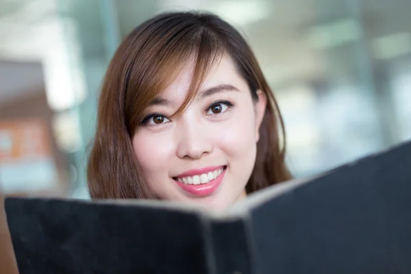 Азиатская студентка читает книгу — стоковое фото