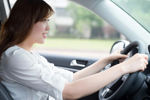Ásia bela mulher condução carro — Fotografia de Stock