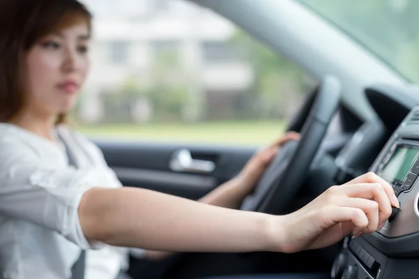 Ásia bela mulher condução carro — Fotografia de Stock