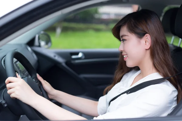 Asiático mulher condução carro — Fotografia de Stock