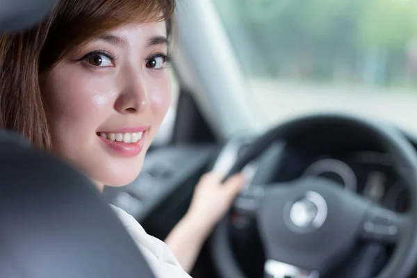 Asiatische schöne Frau Auto fahren — Stockfoto