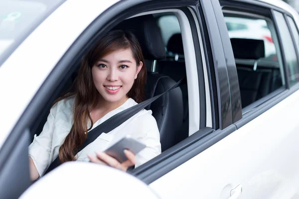 Asiático mulher condução carro — Fotografia de Stock