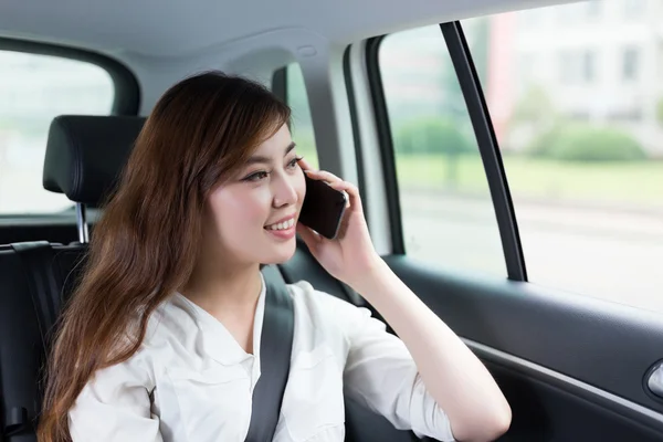 Ásia mulher fazendo telefone chamada no carro — Fotografia de Stock