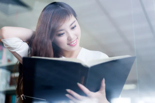 亚洲女学生阅读书 — 图库照片