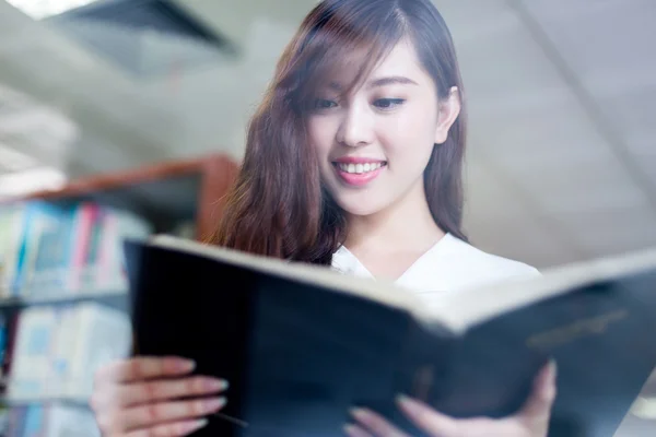 Asijská studentka čtení kniha — Stock fotografie