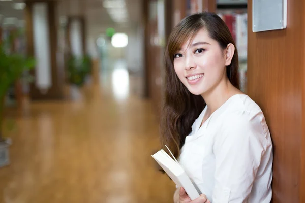 Asiatiska kvinnlig student anläggning bok — Stockfoto