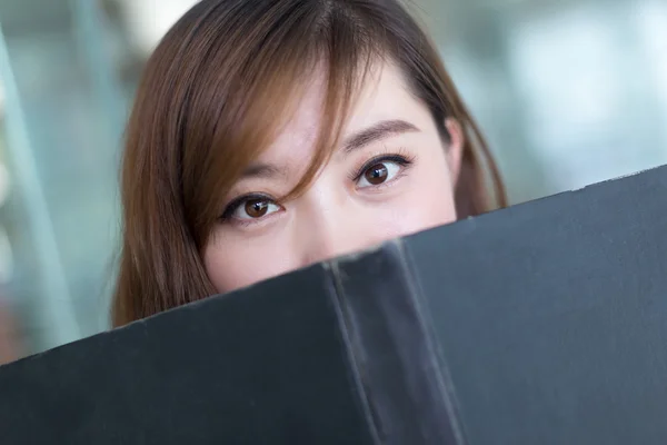Aziatische vrouwelijke student leesboek — Stockfoto