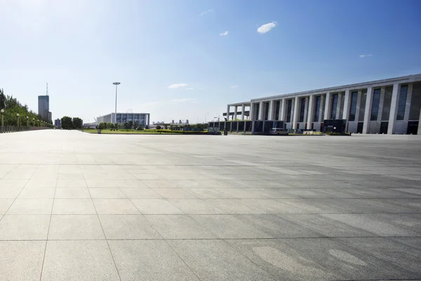 Praça da cidade moderna com horizonte — Fotografia de Stock