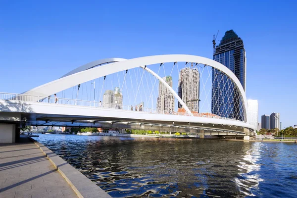 Wolkenkratzer, Brücke und Fluss in der modernen Stadt — Stockfoto