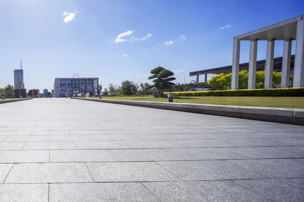 Plaza de la ciudad moderna con horizonte — Foto de Stock