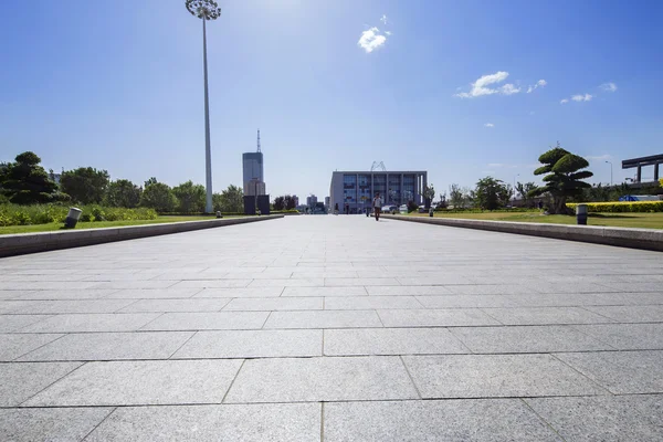 Piazza moderna con skyline — Foto Stock