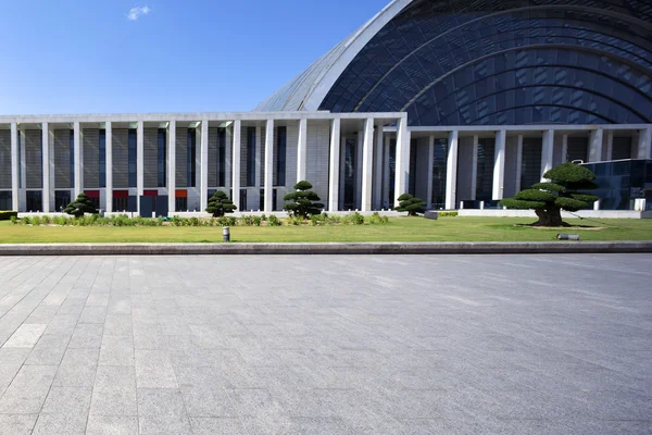 Plaza de la ciudad moderna con horizonte —  Fotos de Stock