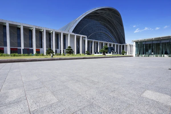 Praça da cidade moderna com horizonte — Fotografia de Stock