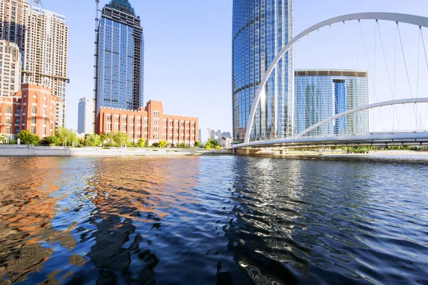 Wolkenkratzer, Brücke und Fluss in der modernen Stadt — Stockfoto