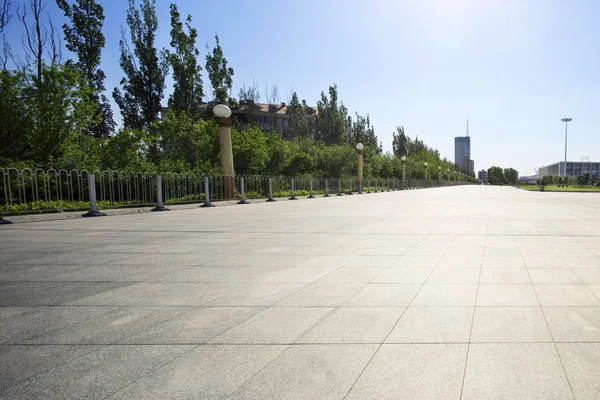 Largo sendero vacío en la plaza de la ciudad moderna con horizonte . — Foto de Stock