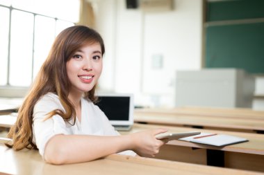 Asyalı kadın sınıfta tablet kullanma