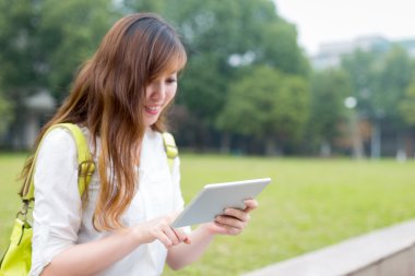 Asyalı kız öğrenci tablet kampüs içinde kullanma