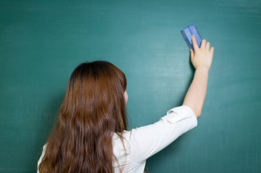 Asyalı güzel kadın temizlik yazı tahtası